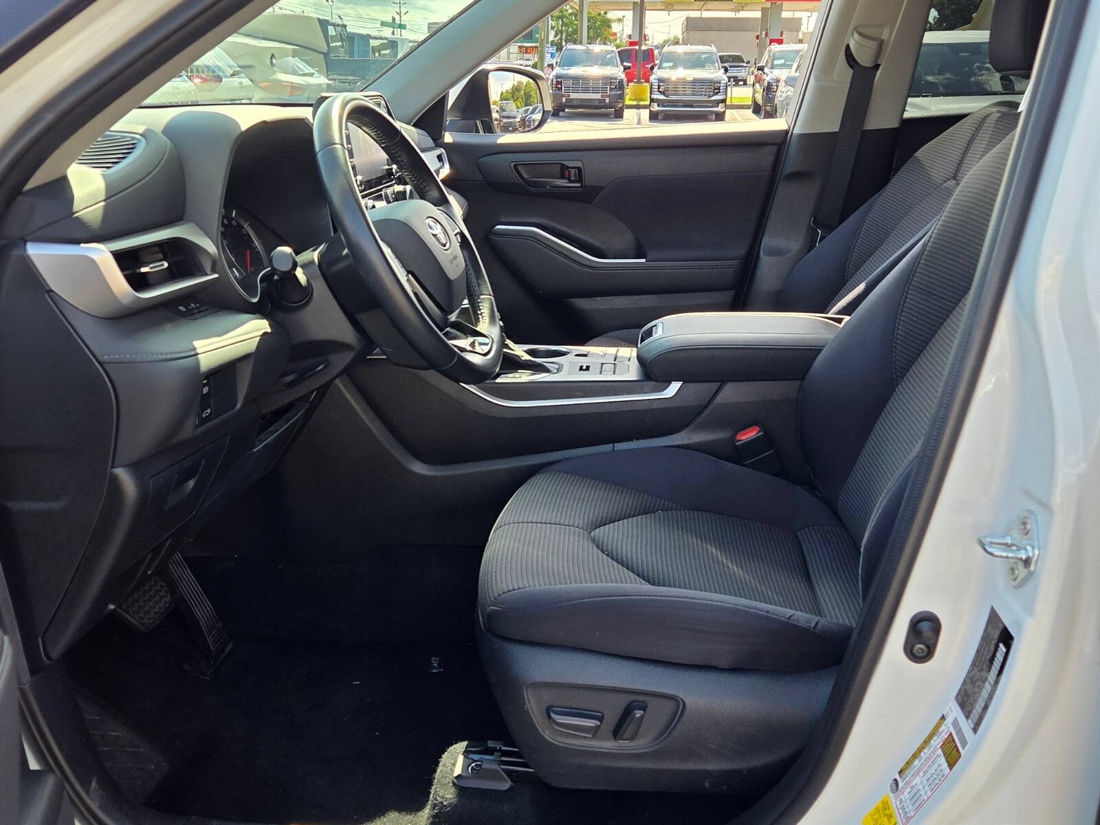 Used 2021 Toyota Highlander LE AWD/4WD image 5