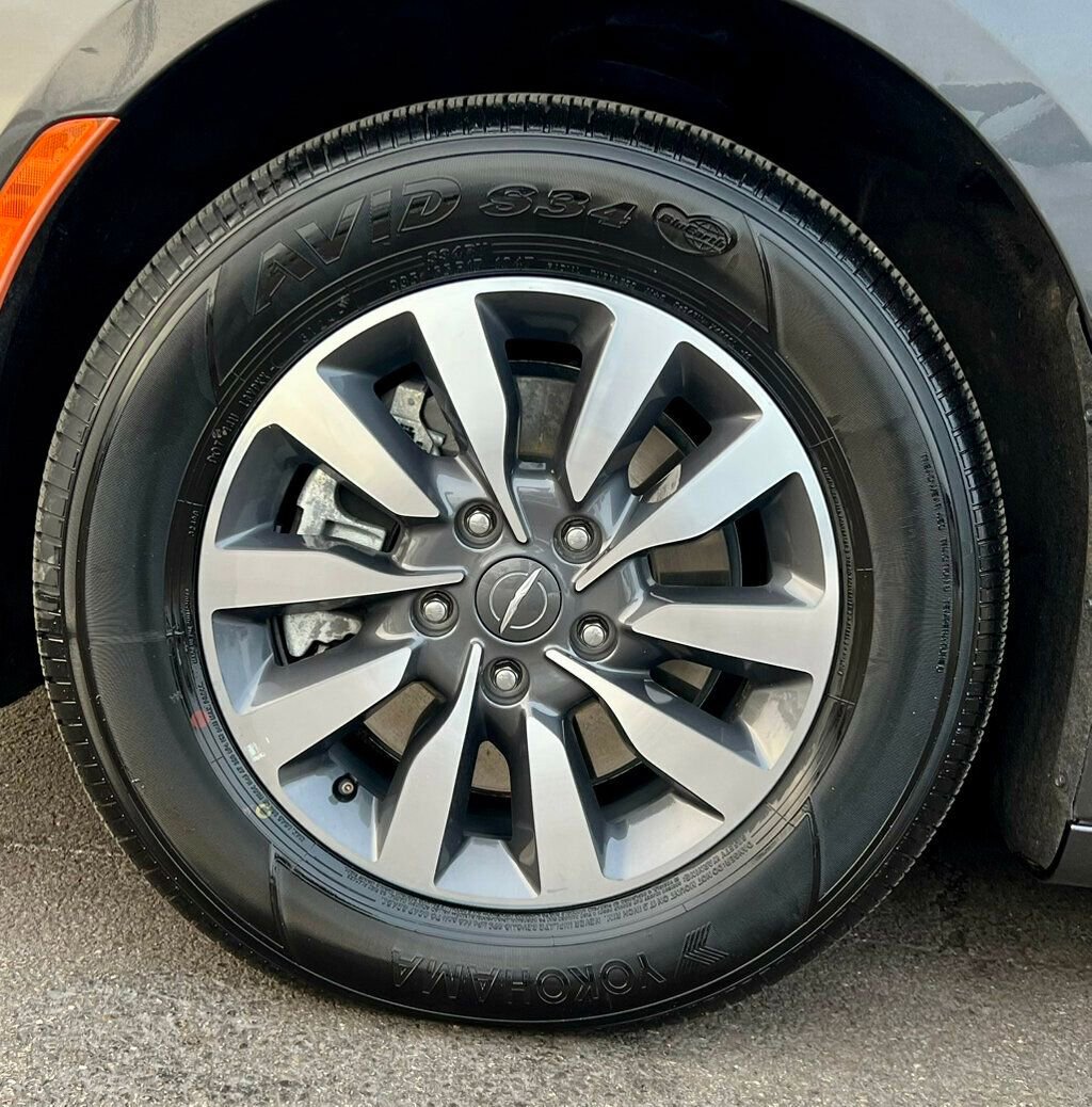 Used 2021 Chrysler Pacifica Limited w/ Uconnect Theater Family Group image 40