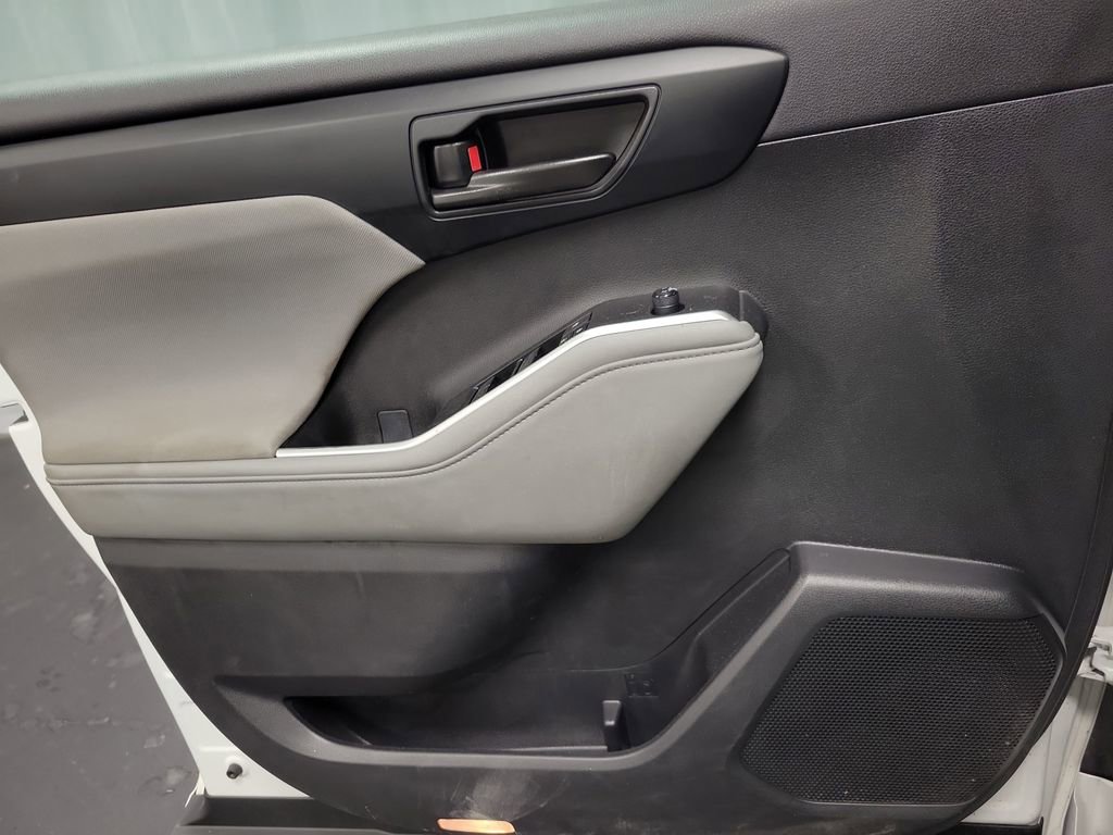 Used 2023 Toyota Highlander LE AWD/4WD image 22