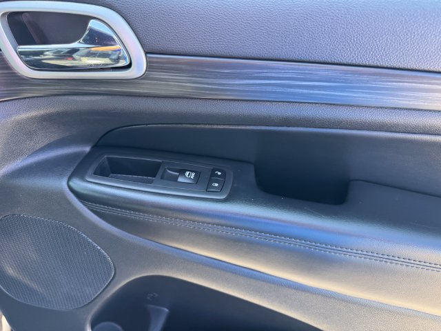 Used 2019 Jeep Grand Cherokee Laredo w/ Laredo X Package RWD image 7
