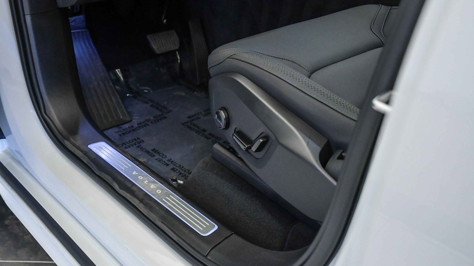 Certified 2025 Volvo XC90 B6 Plus w/ Protection Package Premier image 26