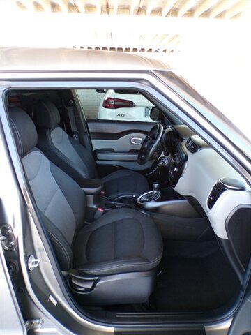 Used 2017 Kia Soul + FWD image 27