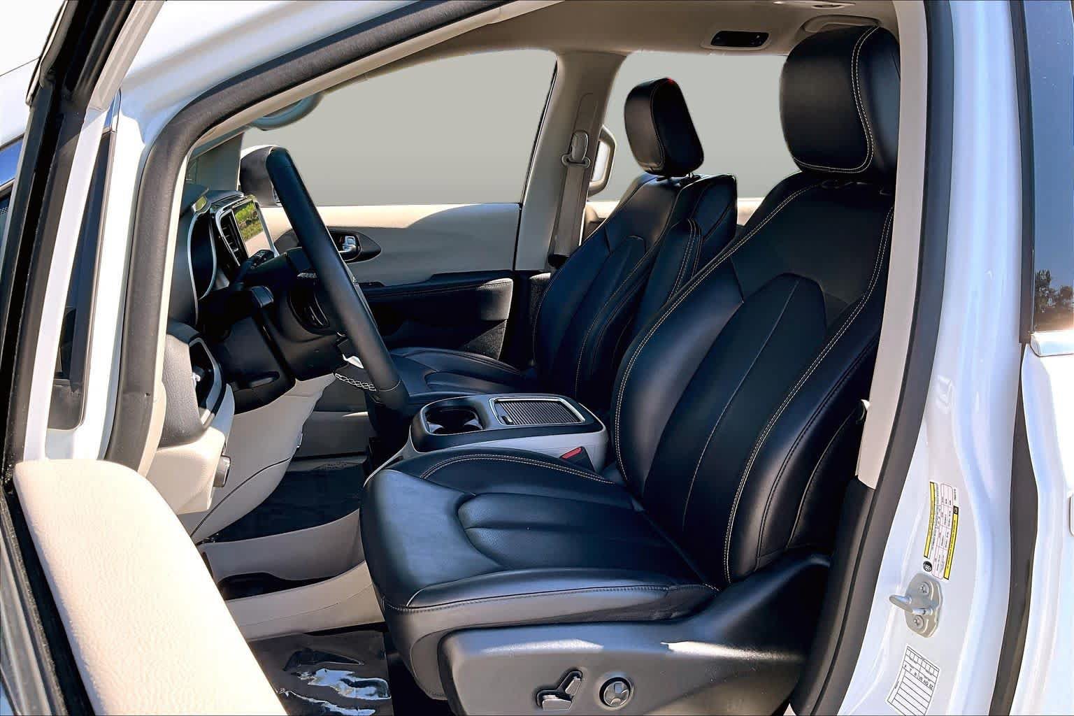 Used 2023 Chrysler Pacifica Touring-L FWD image 8