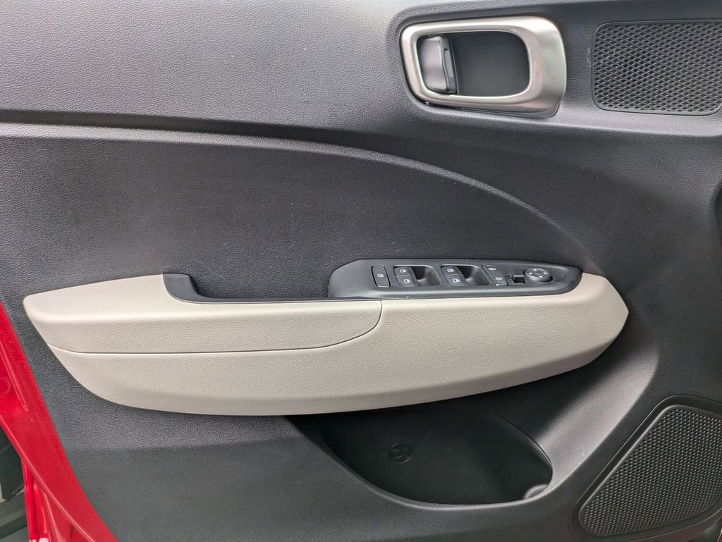 Used 2025 Hyundai Venue SEL image 11