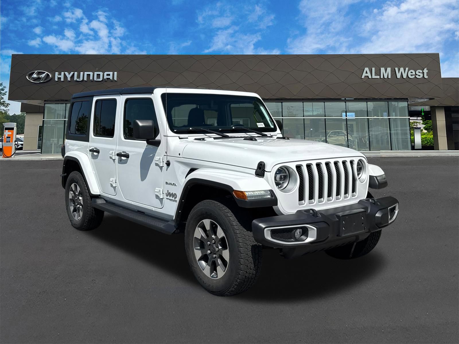 Used 2022 Jeep Wrangler Unlimited Sahara w/ Dual Top Group AWD/4WD image 3