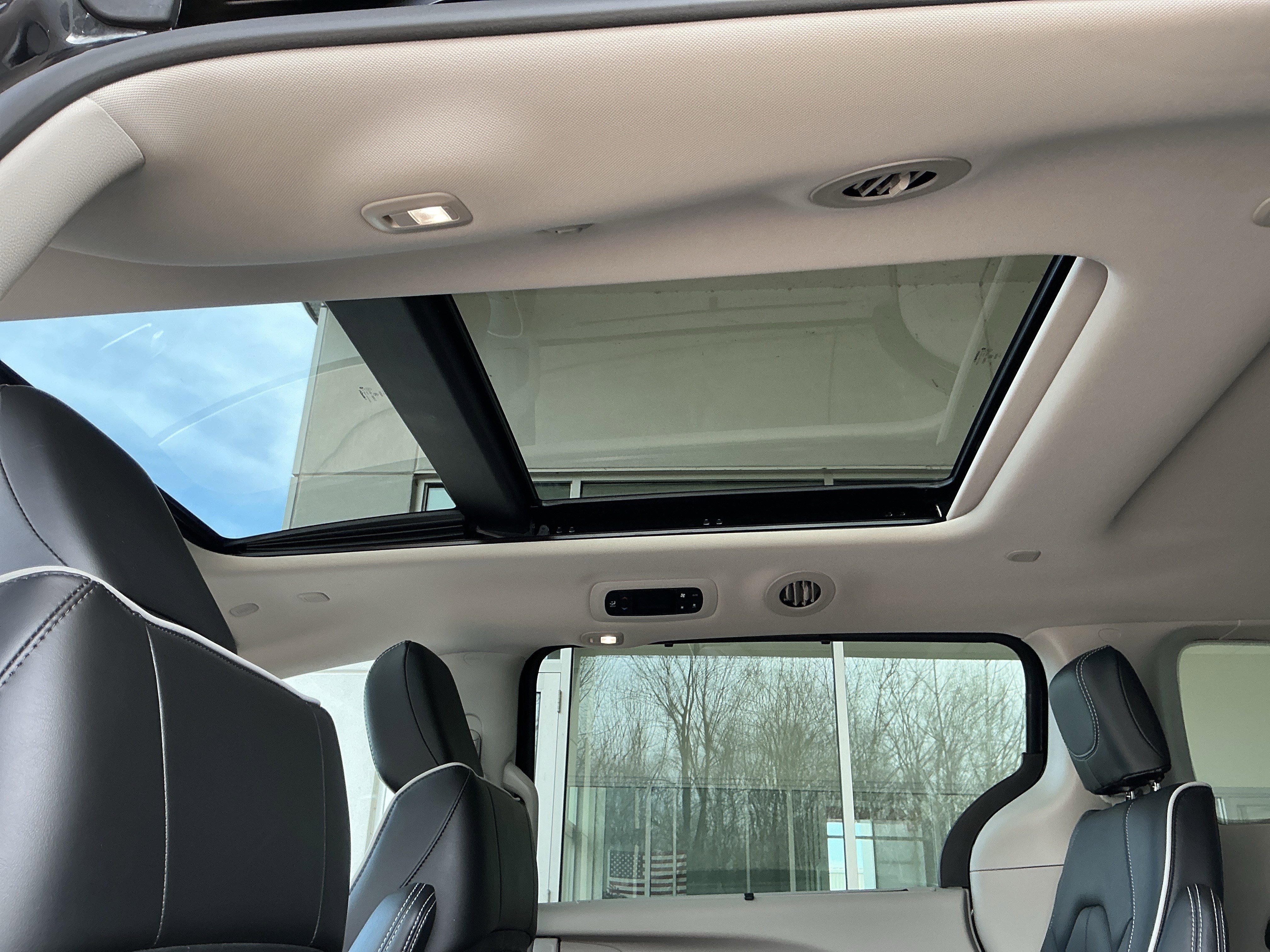 Used 2023 Chrysler Pacifica Limited image 31