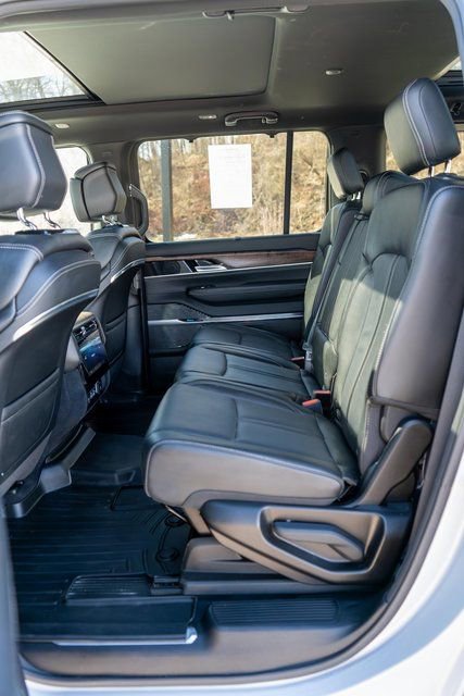 Used 2023 Jeep Grand Wagoneer 4WD w/ Flexible Seating Group image 19