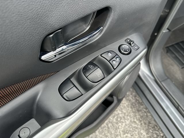 Used 2019 Nissan Kicks SR FWD image 17
