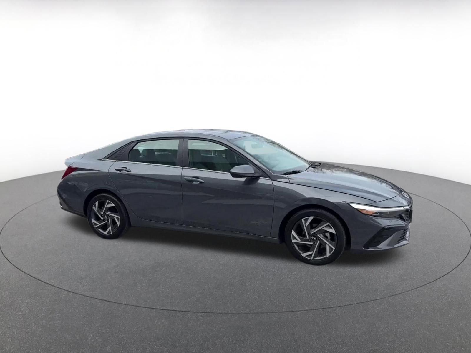 Used 2025 Hyundai Elantra SEL image 2