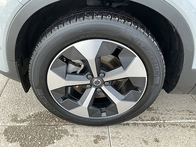 Used 2025 Volvo XC40 B5 Plus image 13
