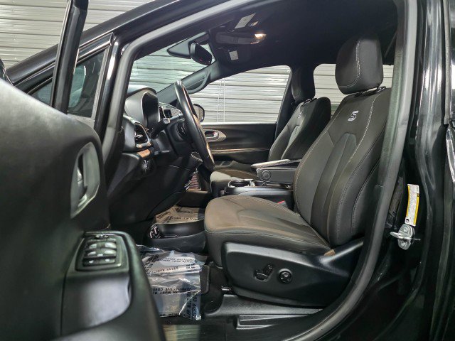 Used 2020 Chrysler Pacifica Touring w/ S Appearance Package image 13