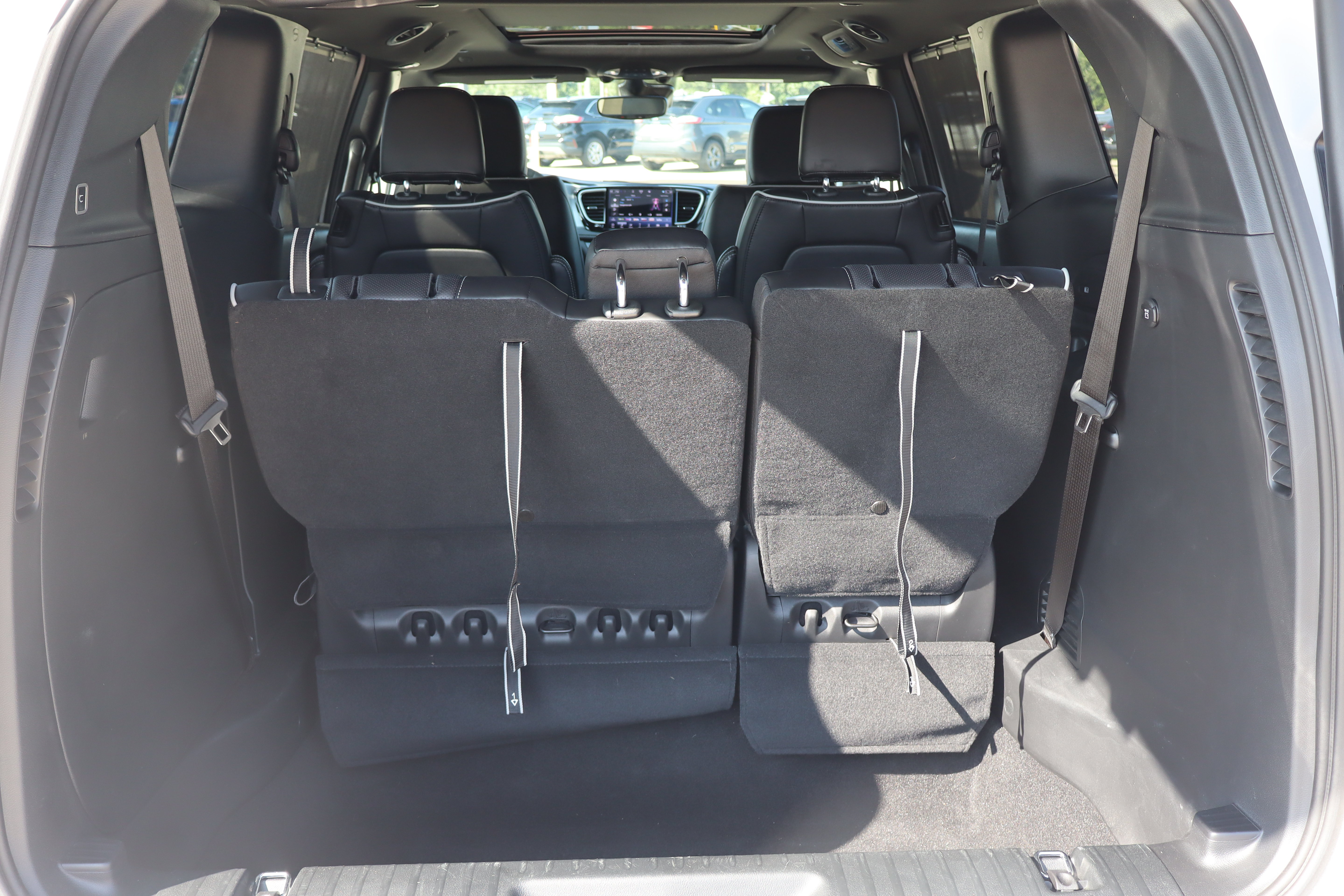 Used 2025 Chrysler Pacifica Limited FWD image 32