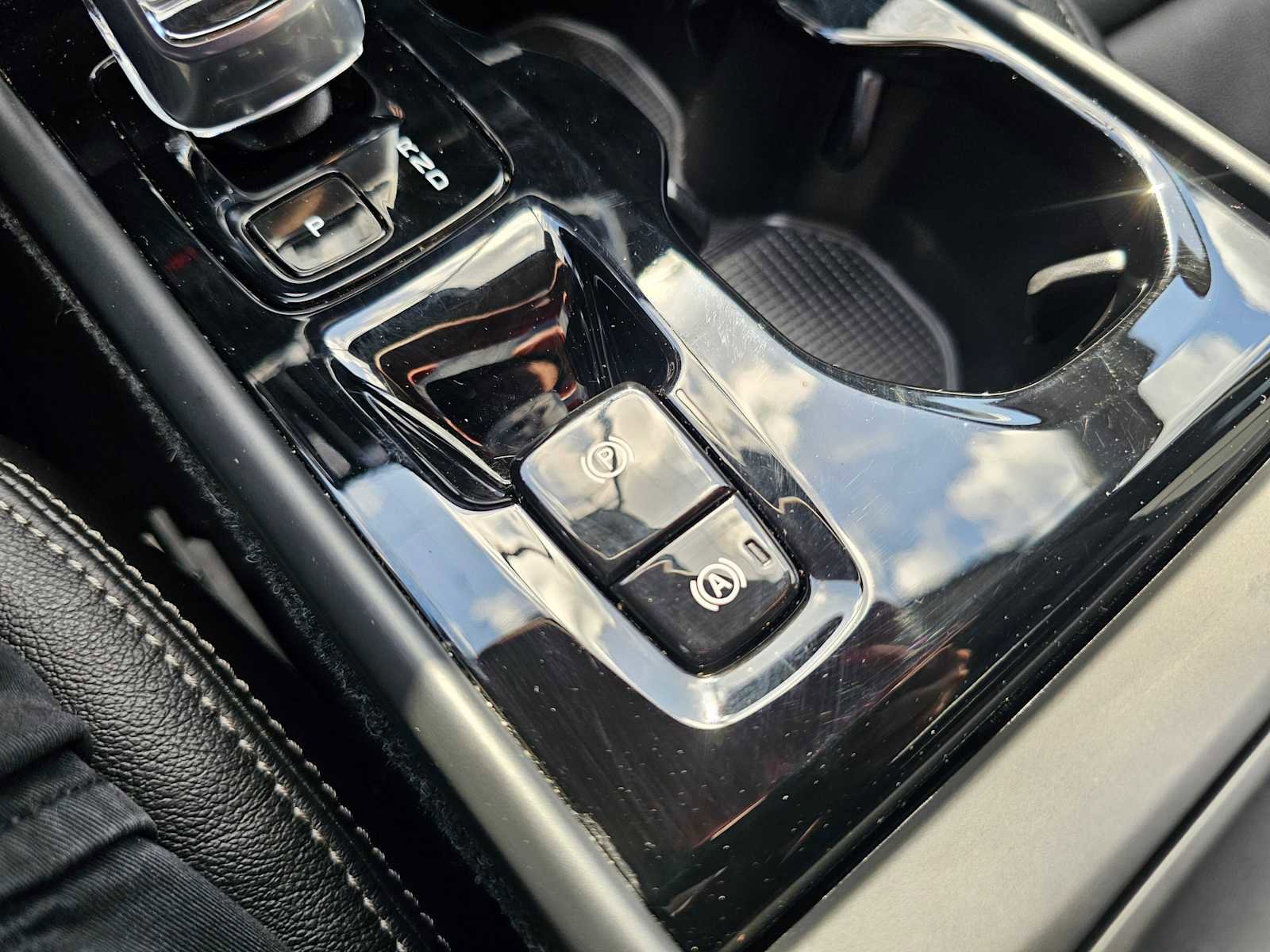 Certified 2023 Volvo XC40 B5 Plus w/ Driver Assist Package AWD/4WD image 37