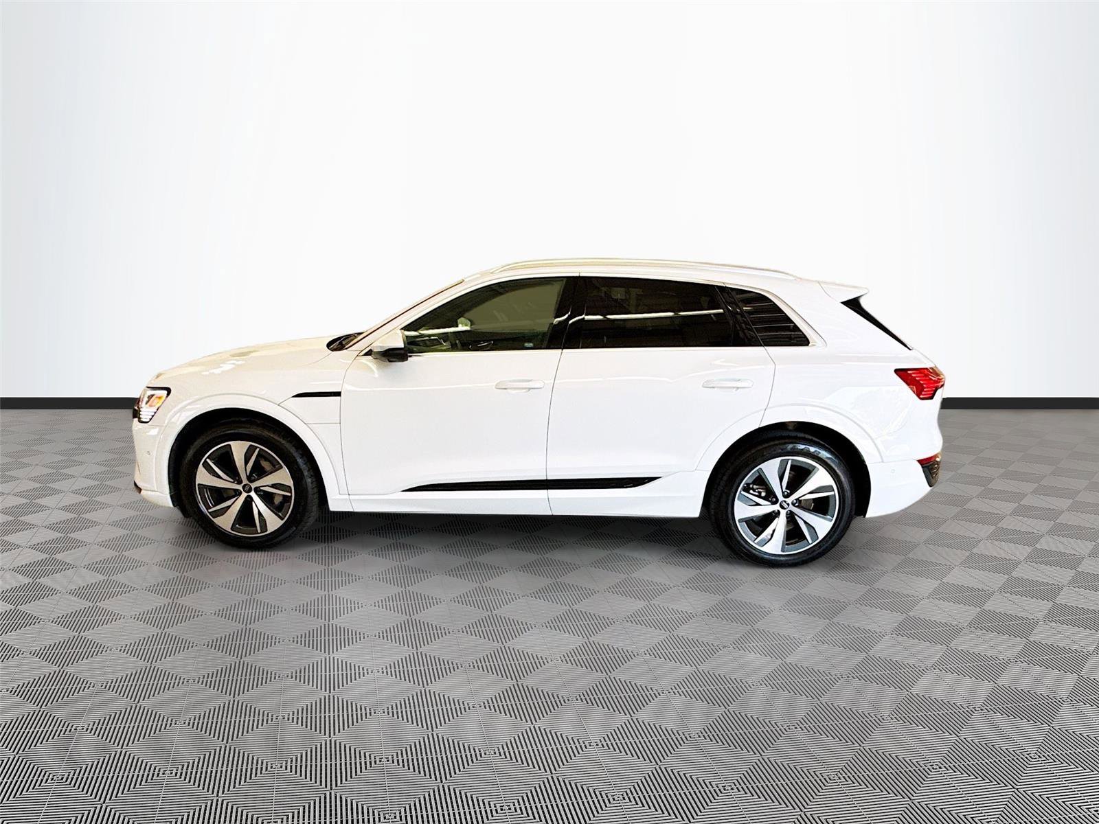 Used 2024 Audi Q8 e-tron Premium Plus w/ Premium Plus Package AWD/4WD image 4