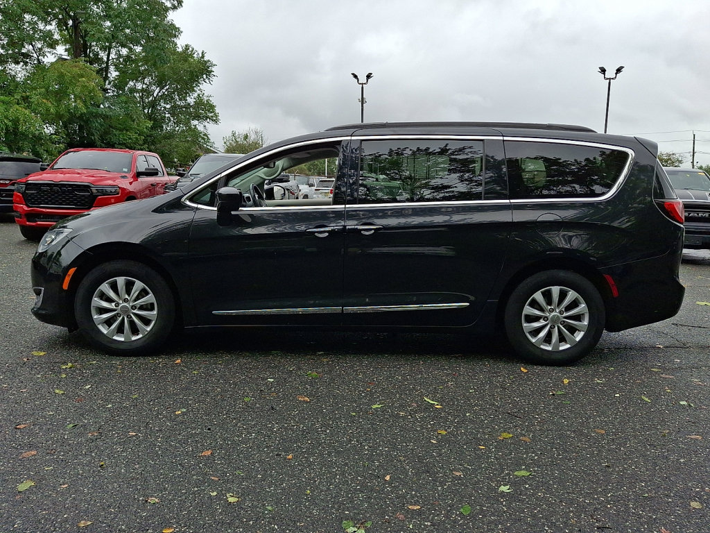 Used 2017 Chrysler Pacifica Touring-L FWD image 2