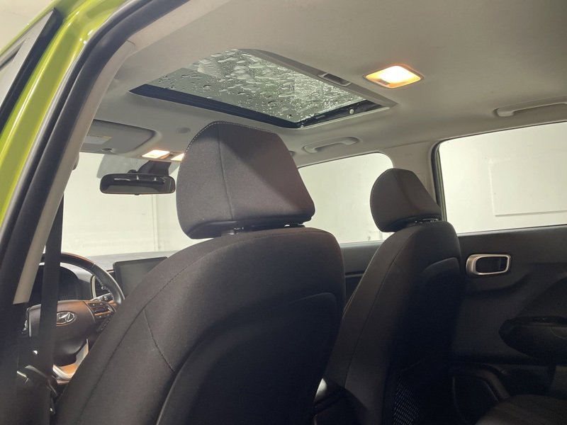 Used 2023 Hyundai Venue SEL image 18