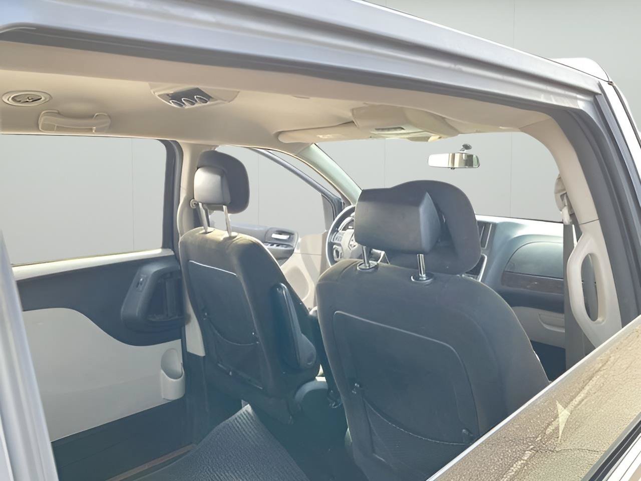 Used 2016 Dodge Grand Caravan SXT FWD image 37