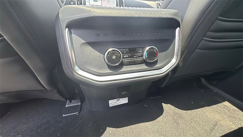 New 2025 Ford Expedition Active image 18