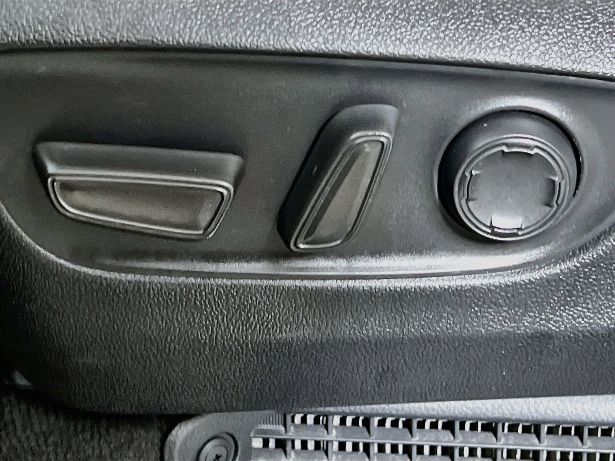Used 2025 Toyota Sienna XLE FWD image 16