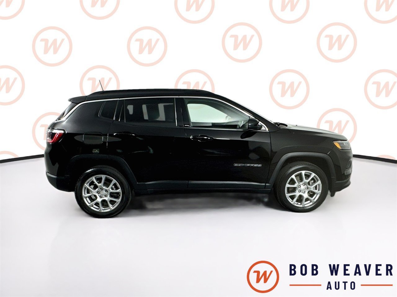 Used 2023 Jeep Compass Latitude w/ Sun and Sound Group AWD/4WD image 9