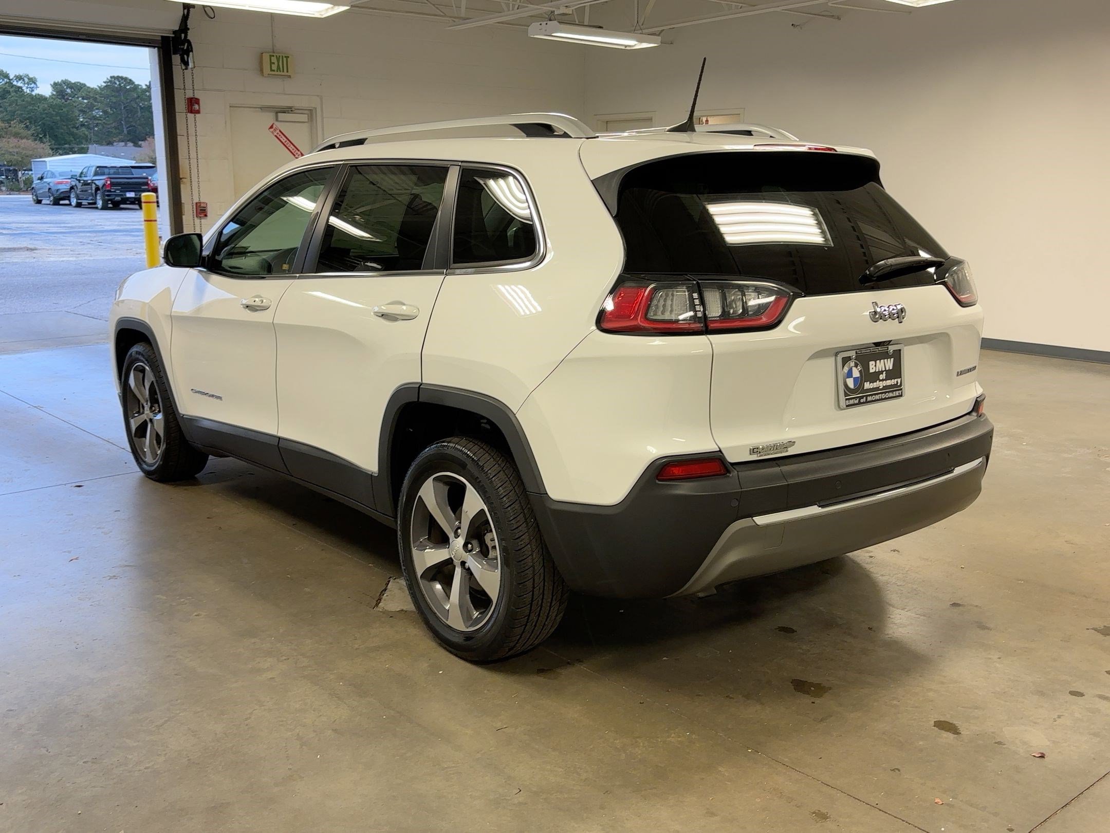 Used 2019 Jeep Cherokee Limited image 3