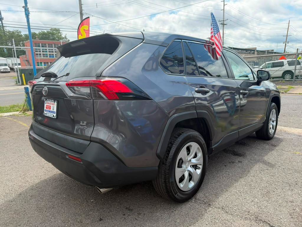 Used 2022 Toyota RAV4 LE AWD/4WD image 4