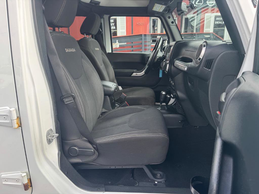 Used 2016 Jeep Wrangler Unlimited Sahara w/ Connectivity Group image 17