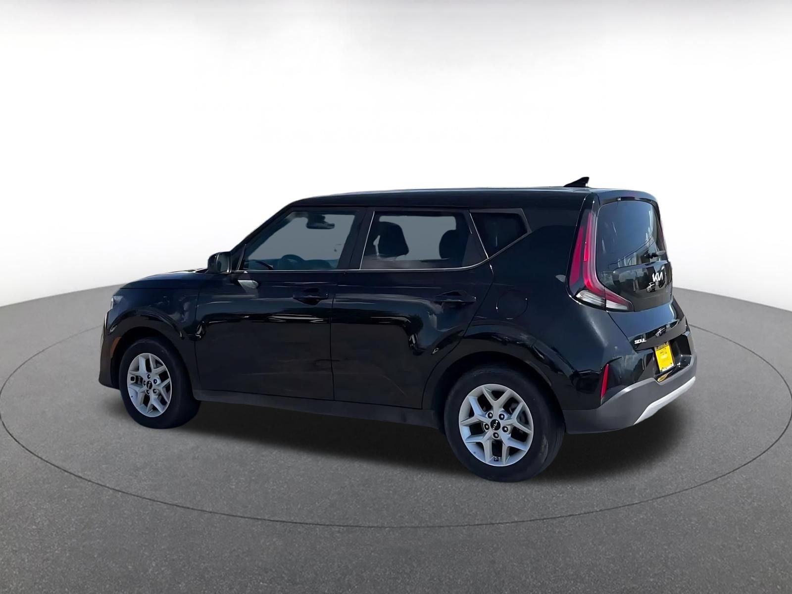 Used 2025 Kia Soul LX w/ LX Technology Package FWD image 9