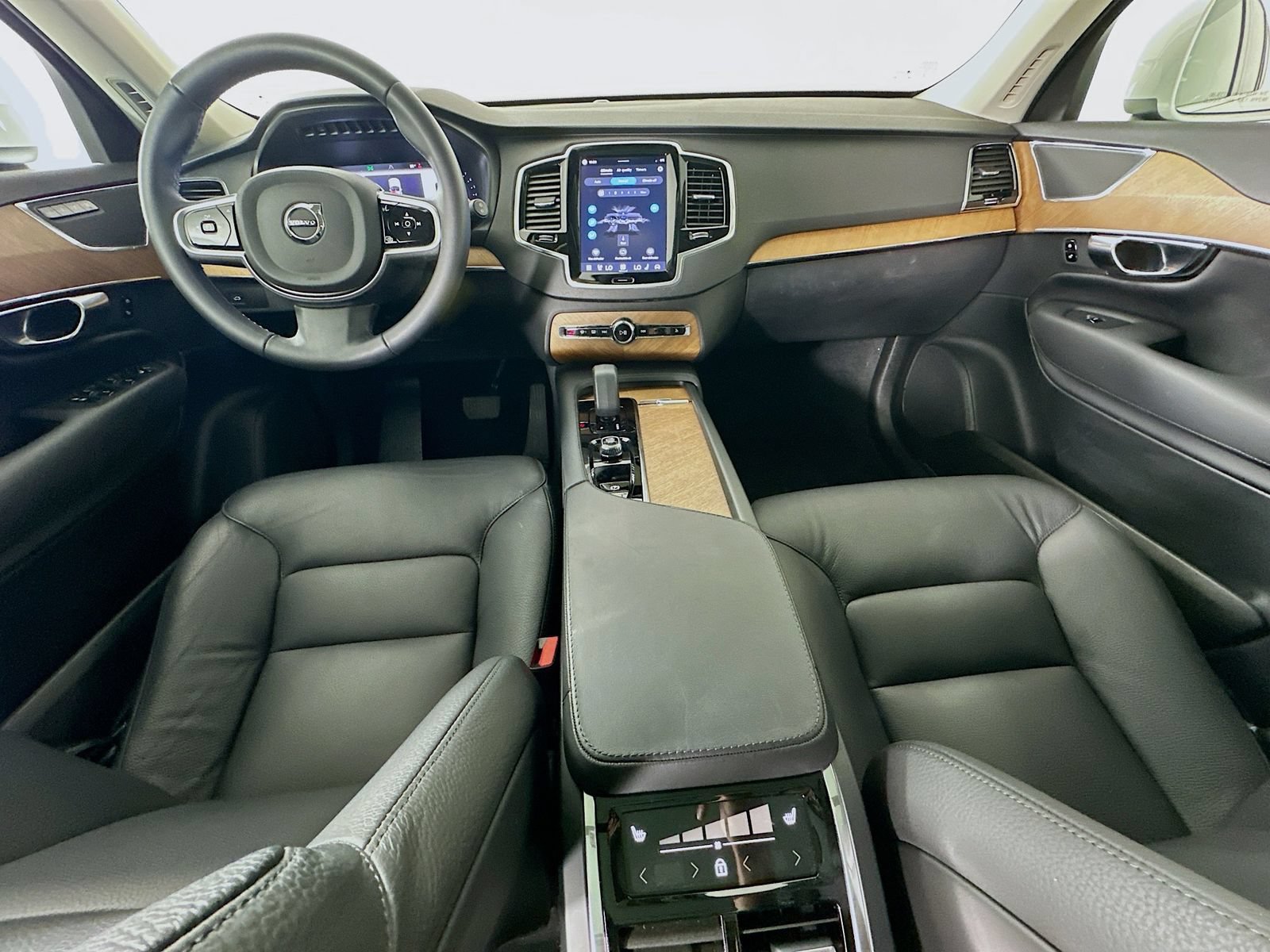 Used 2025 Volvo XC90 B6 Plus w/ Protection Package Premier AWD/4WD image 13