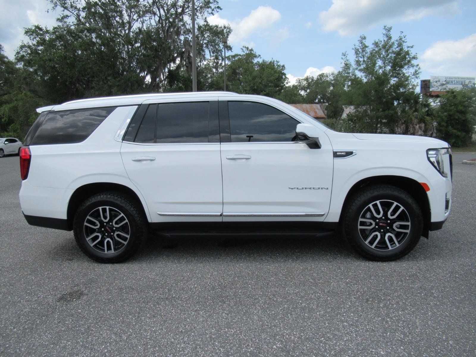 Used 2024 GMC Yukon SLT w/ SLT Luxury Package RWD image 2