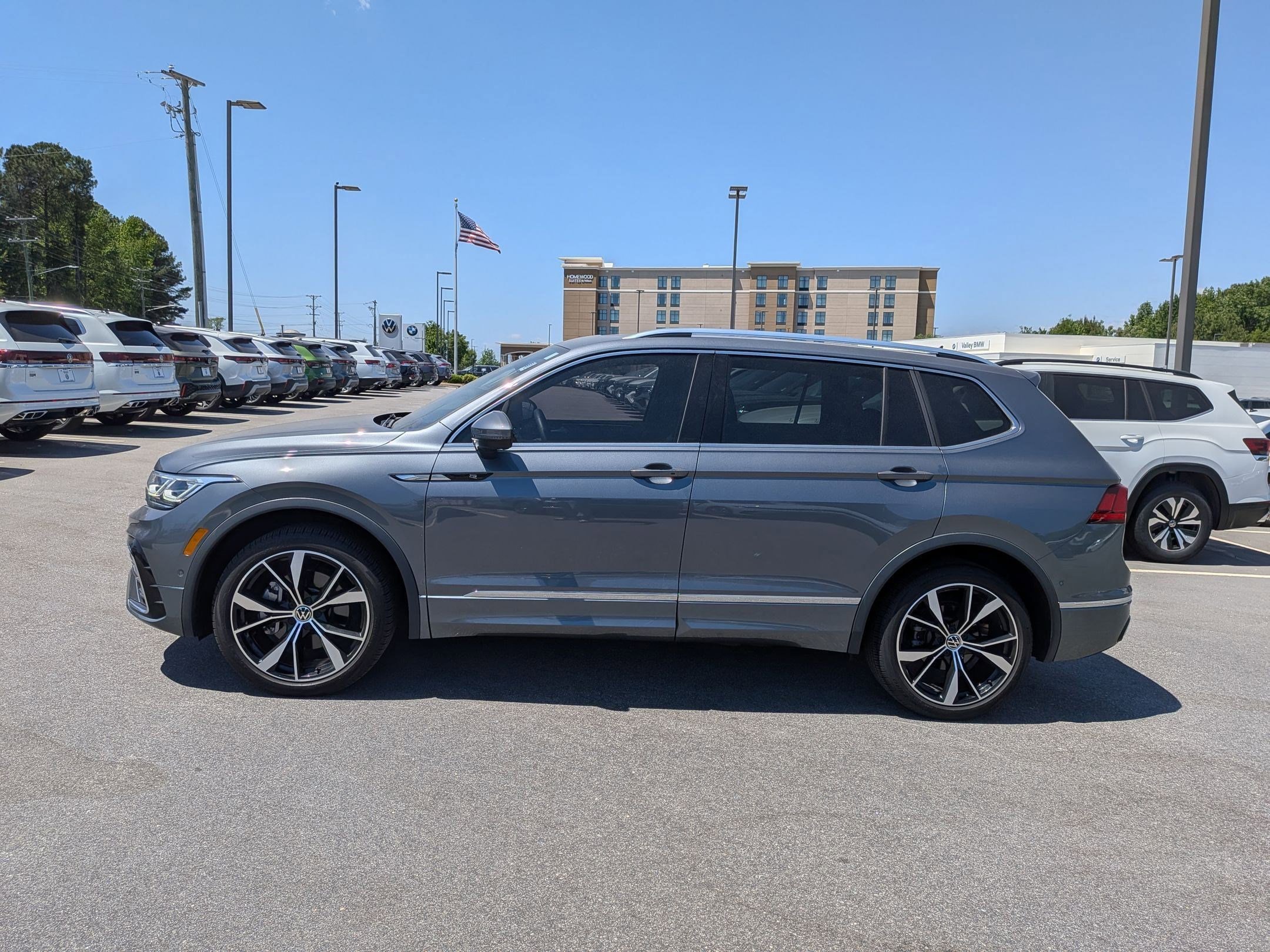 Used 2023 Volkswagen Tiguan SEL R-Line AWD/4WD image 6