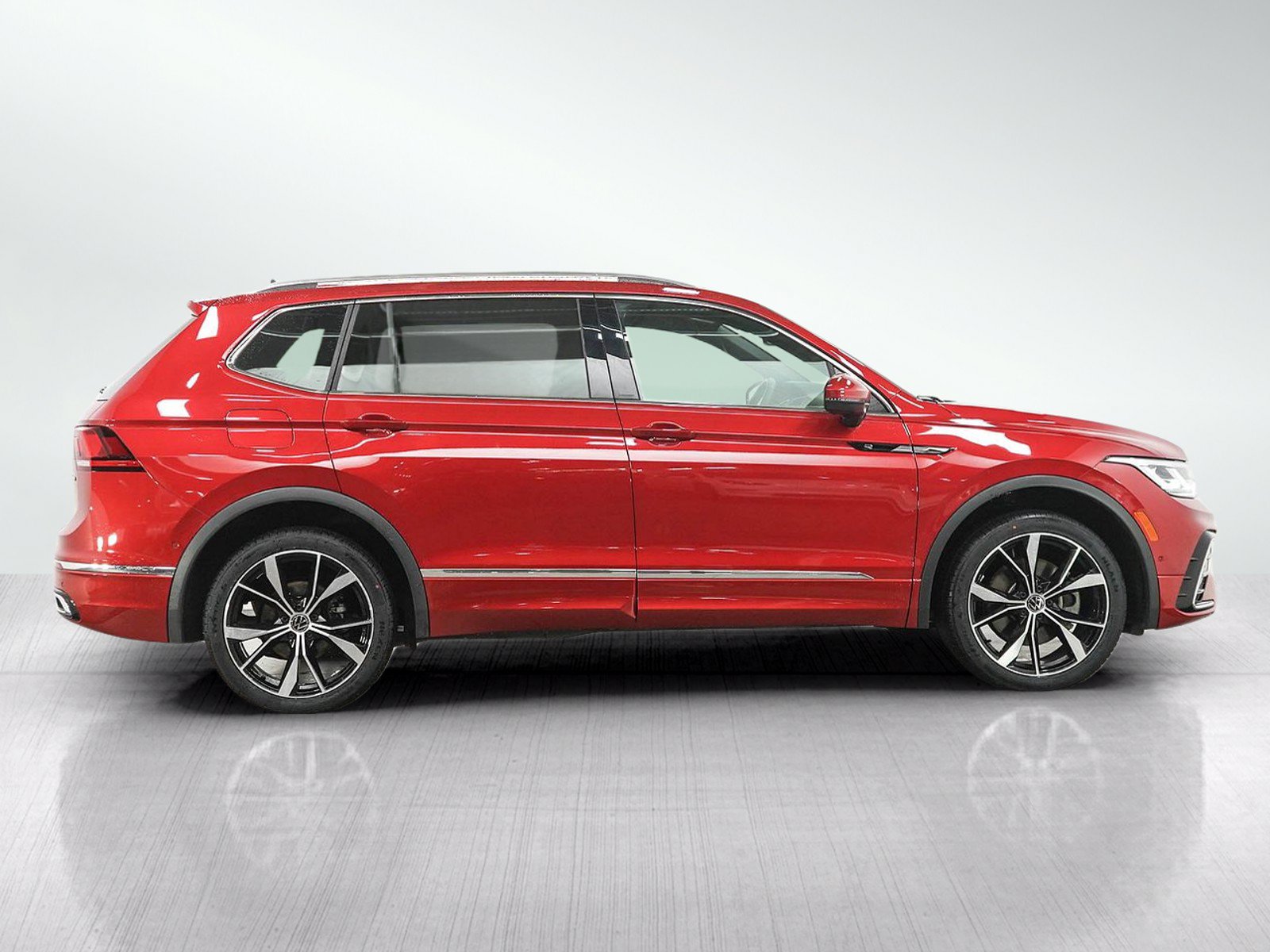 Used 2024 Volkswagen Tiguan SEL R-Line AWD/4WD image 6
