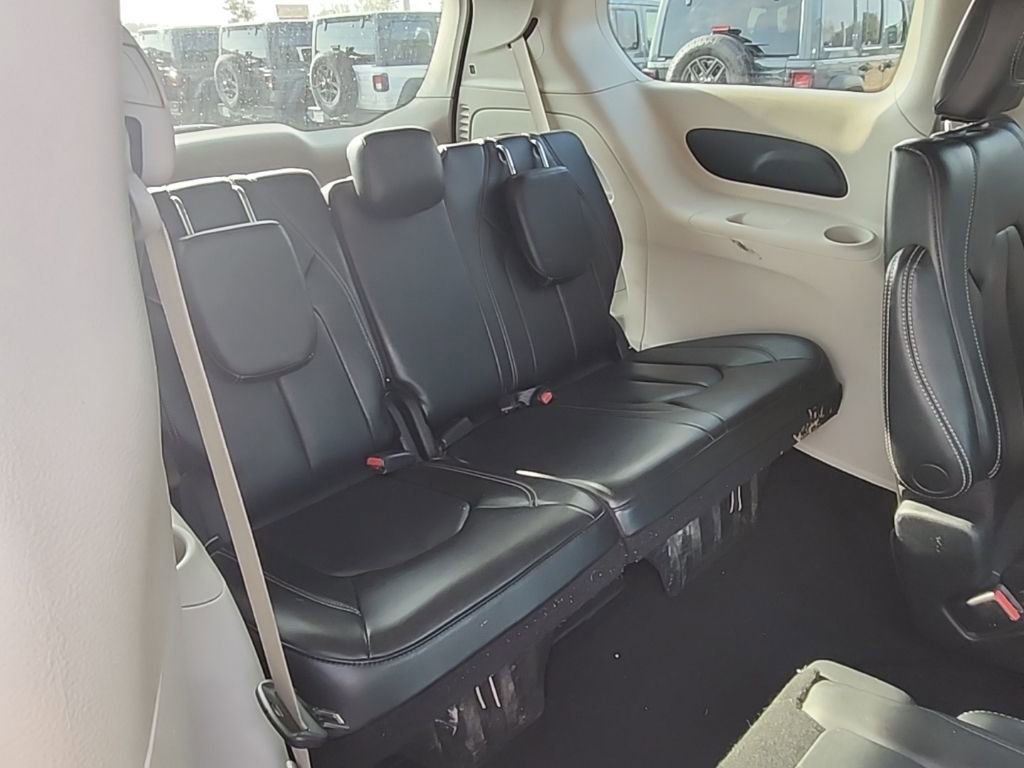 Certified 2023 Chrysler Pacifica Touring-L image 29