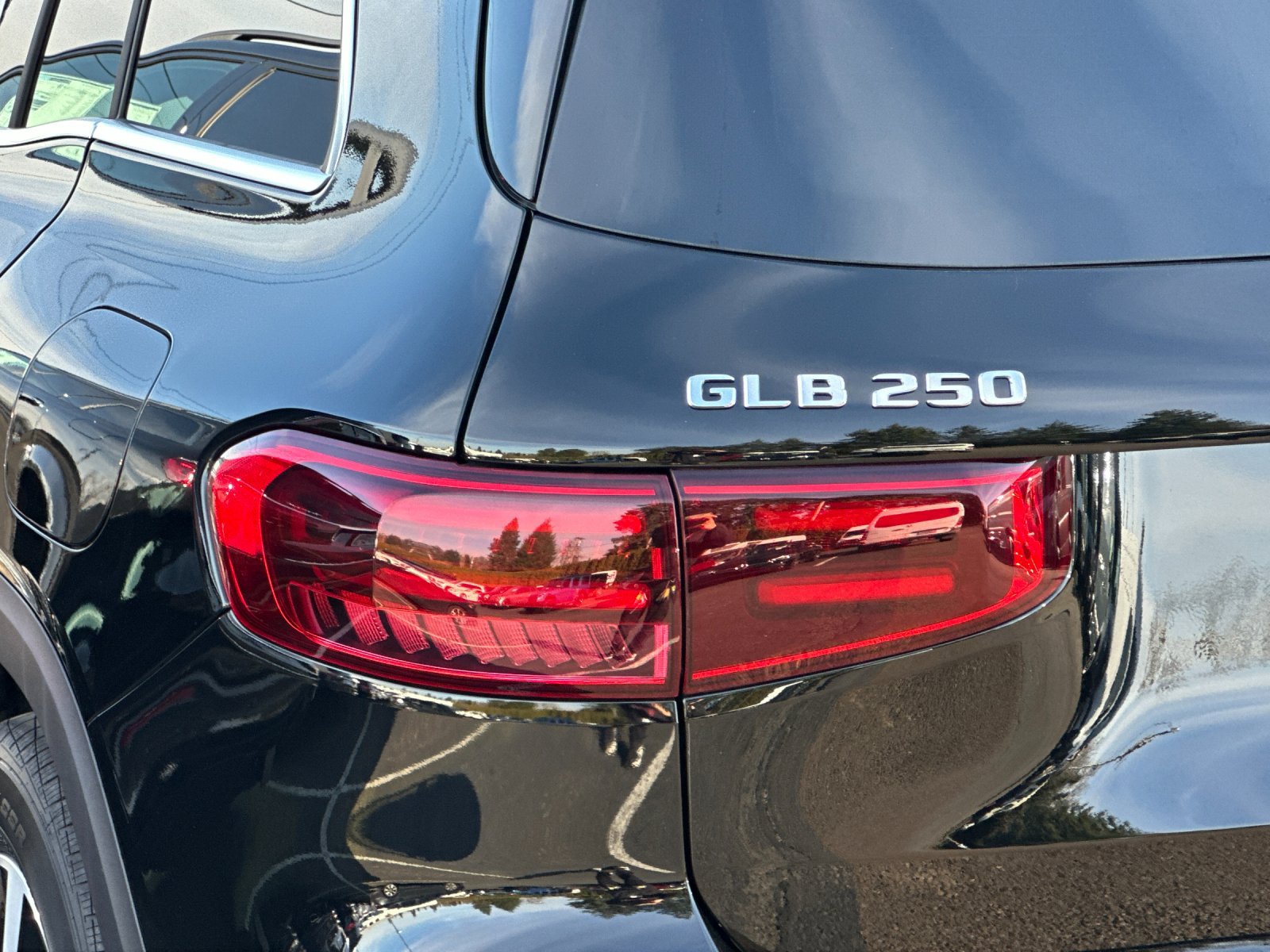 Used 2025 Mercedes-Benz GLB 250 4MATIC image 25
