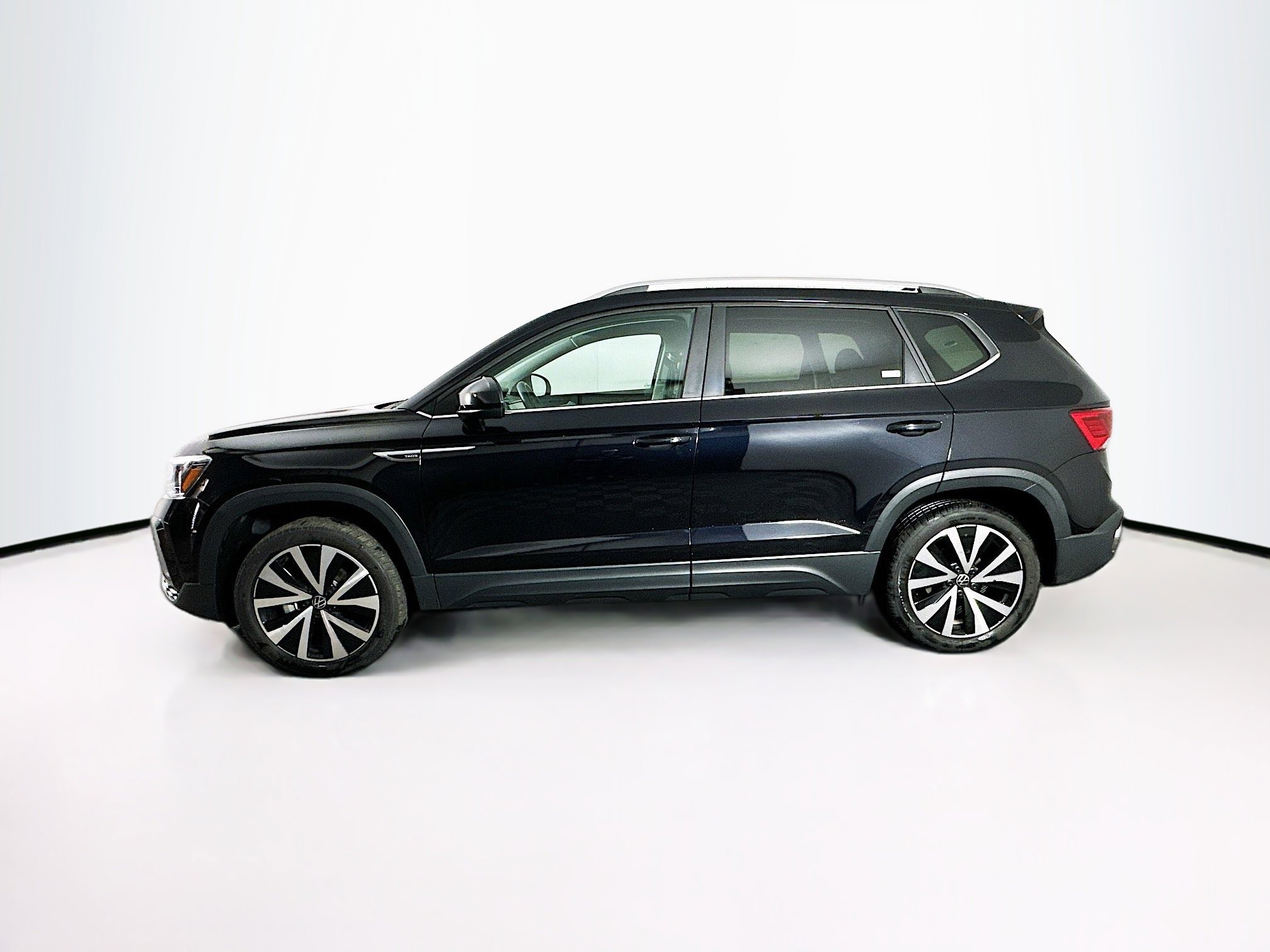 Used 2024 Volkswagen Taos SE image 4