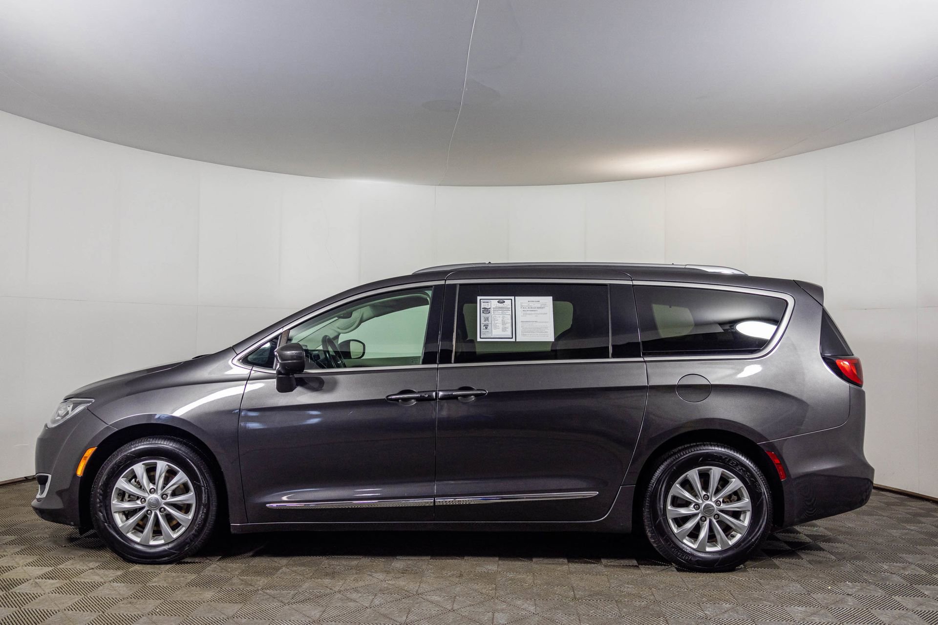 Used 2018 Chrysler Pacifica Touring-L image 21