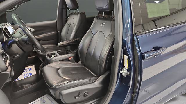 Used 2022 Chrysler Pacifica Touring-L w/ S Appearance Package FWD image 9