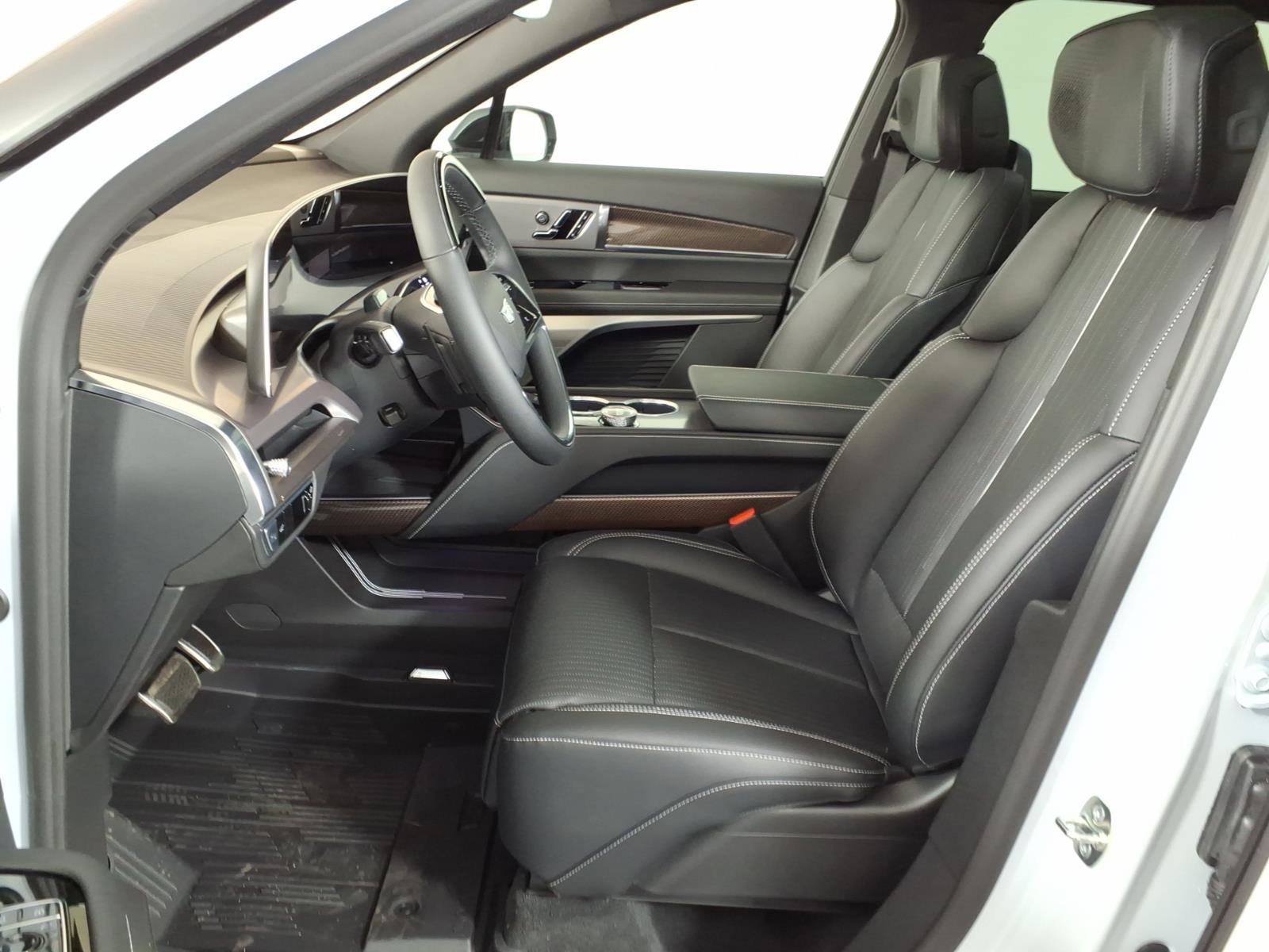 New 2026 Cadillac Vistiq Sport w/ LPO, Floor Liner Package AWD/4WD image 4