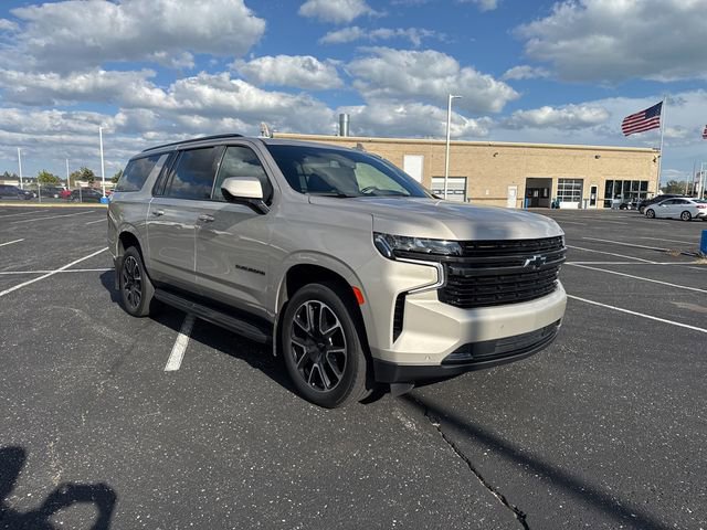 Used 2022 Chevrolet Suburban RST w/ Sport Performance Package image 9