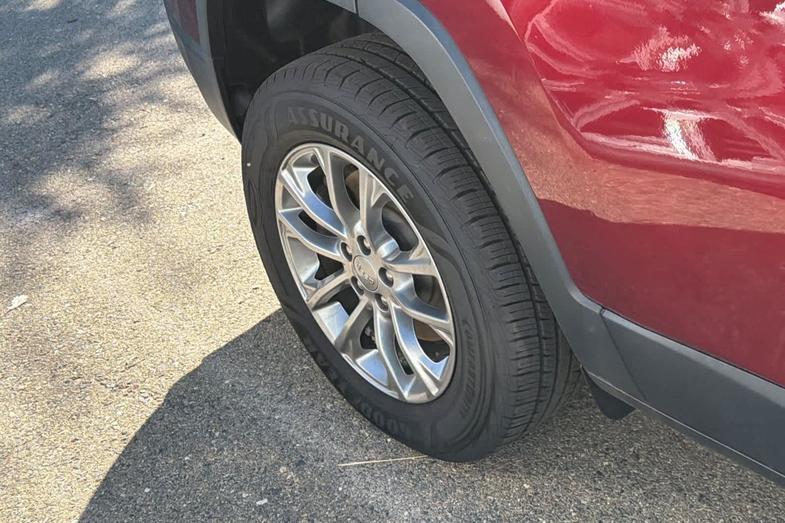 Used 2019 Jeep Cherokee Latitude Plus w/ Cold Weather Group AWD/4WD image 14