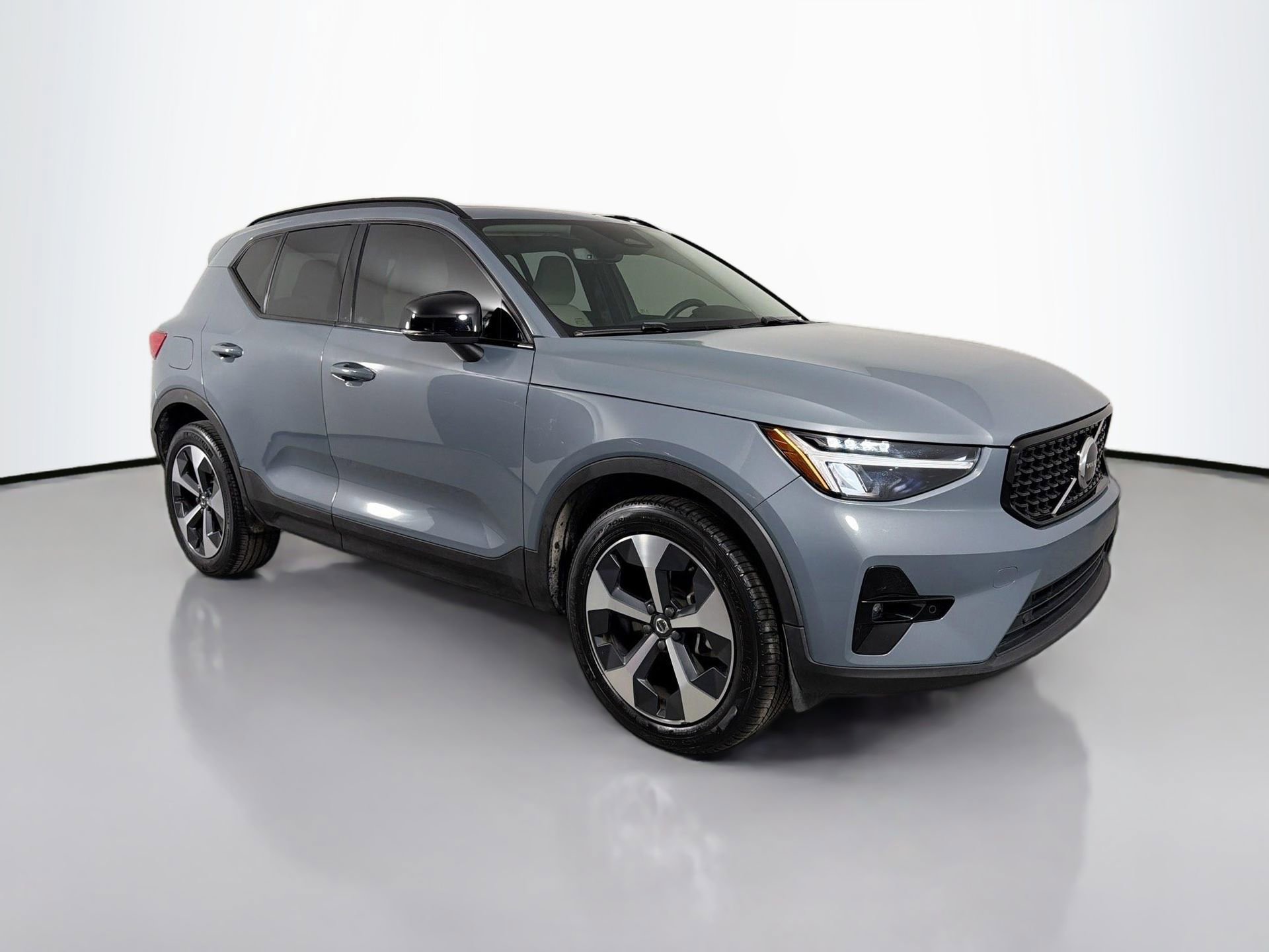 Certified 2023 Volvo XC40 B5 Plus w/ Protection Package Premier image 3