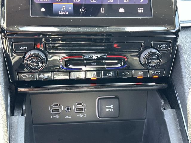 Used 2023 Jeep Grand Cherokee Laredo image 24