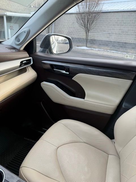 Used 2021 Toyota Highlander Platinum AWD/4WD image 32