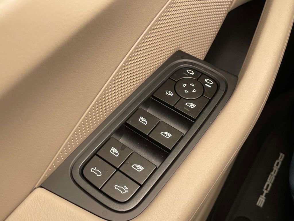 New 2026 Porsche Macan 4 Electric image 38