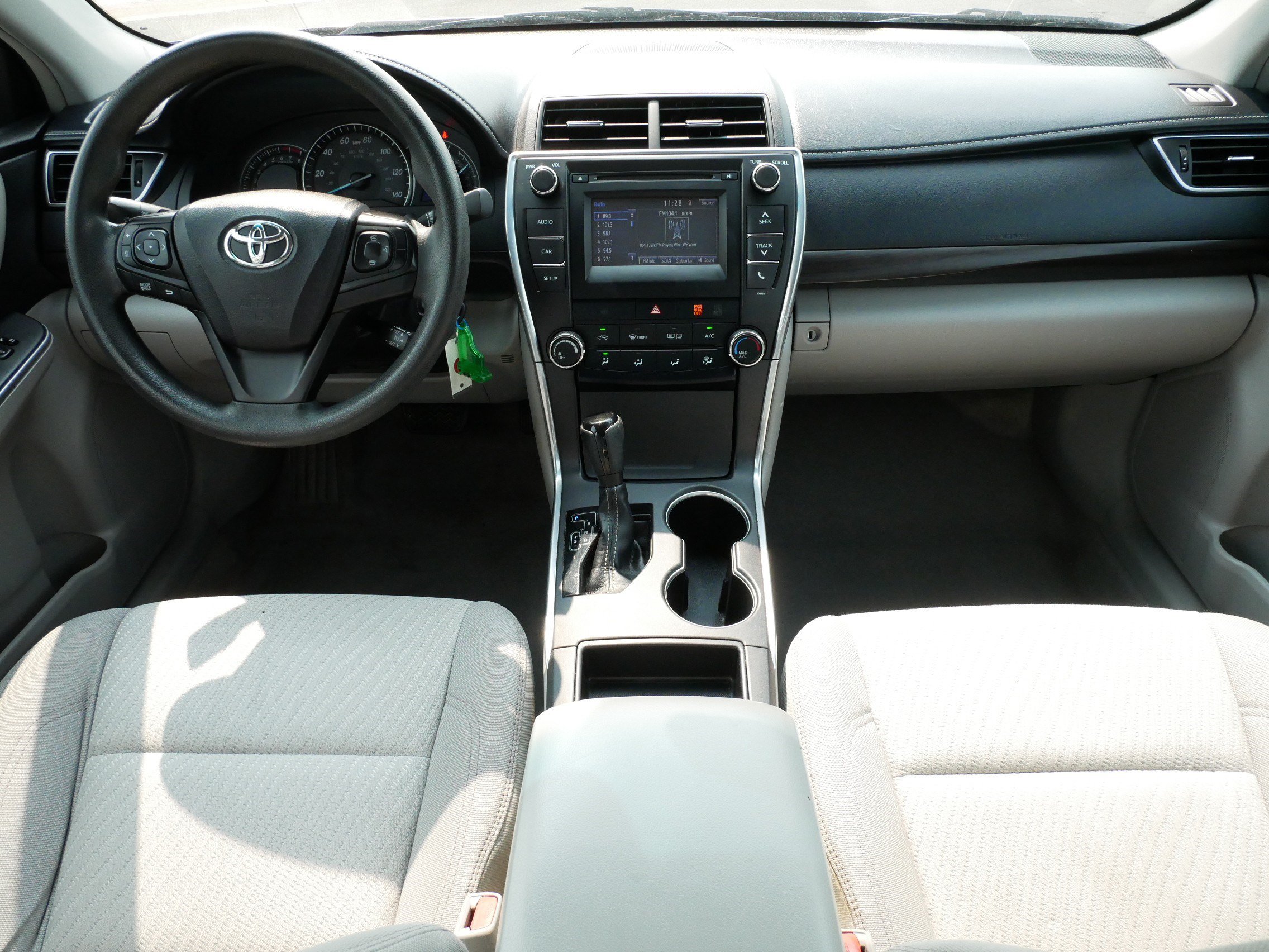 Used 2015 Toyota Camry LE FWD image 10