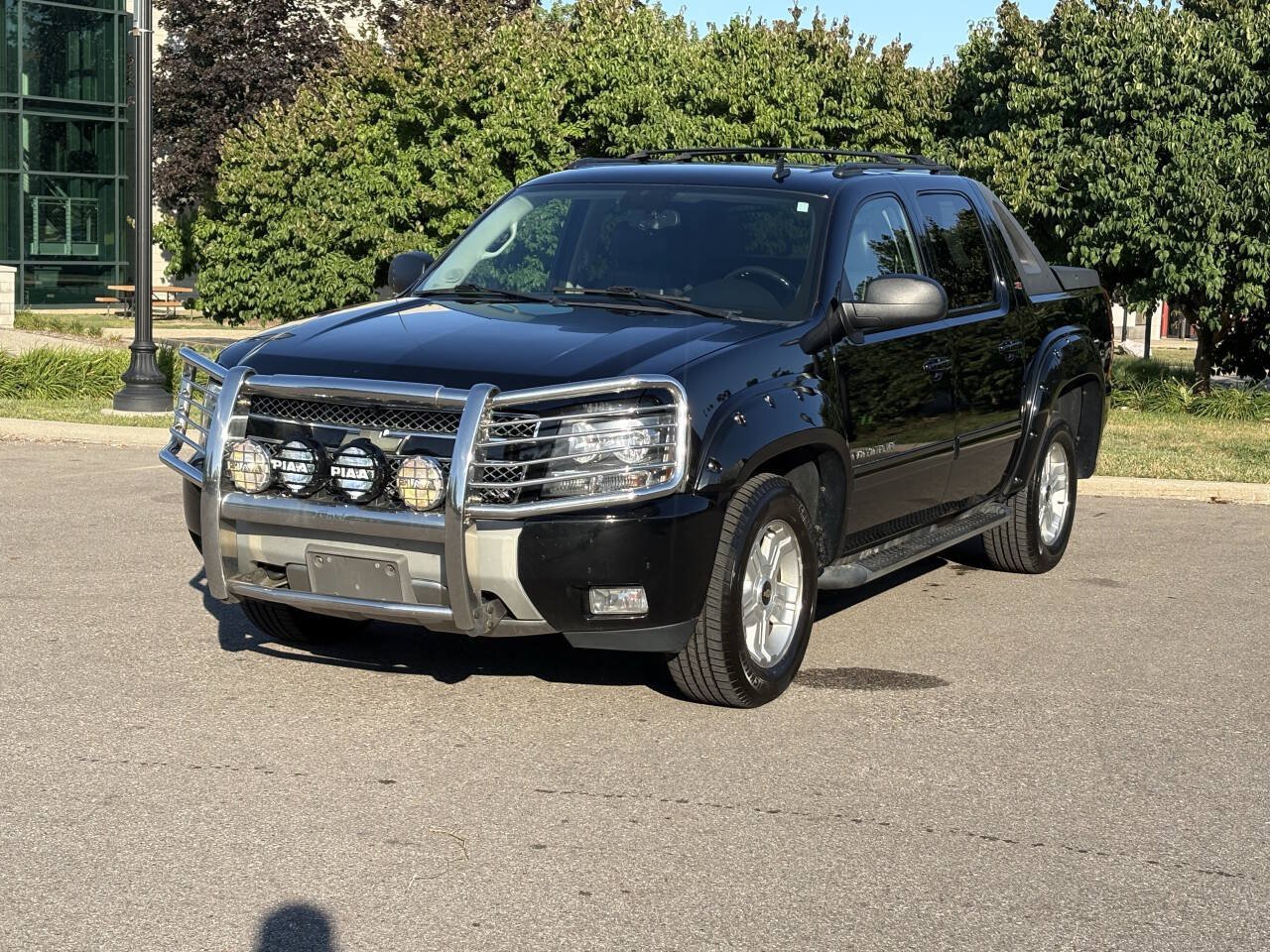 Used 2011 Chevrolet Avalanche LT w/ Suspension Package, Off-Road AWD/4WD image 2