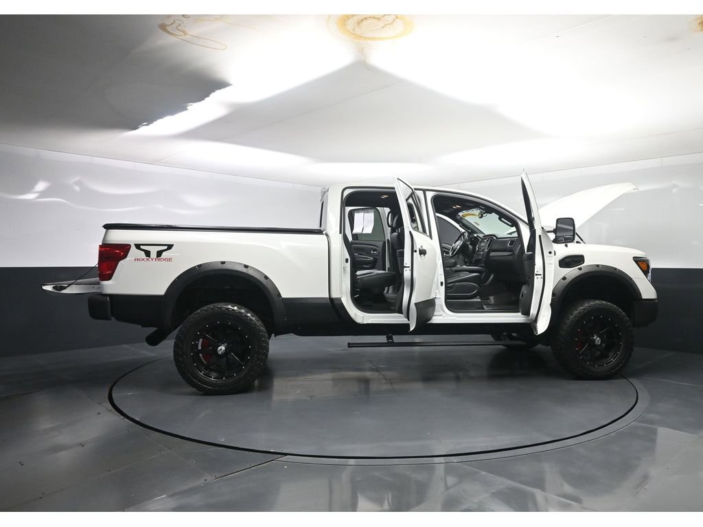 Used 2019 Nissan Titan SV w/ SV Convenience Package image 31