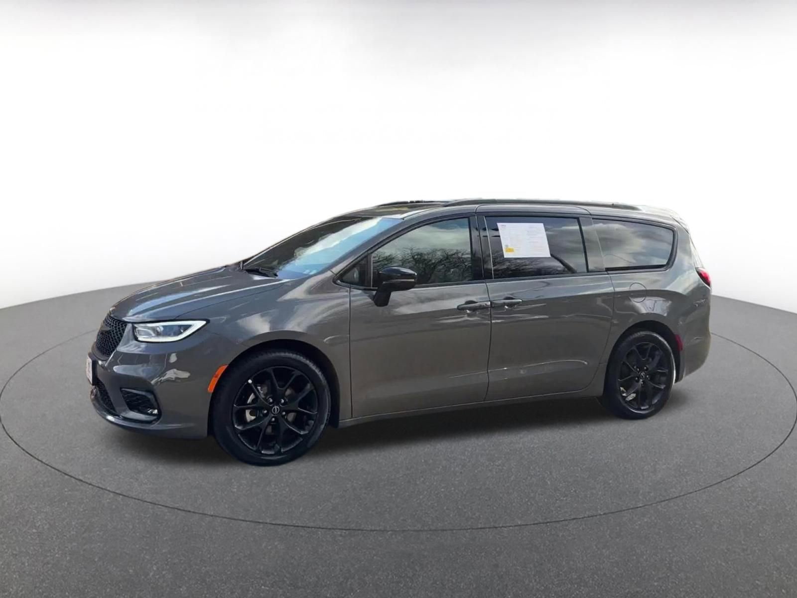 Used 2025 Chrysler Pacifica Limited image 8