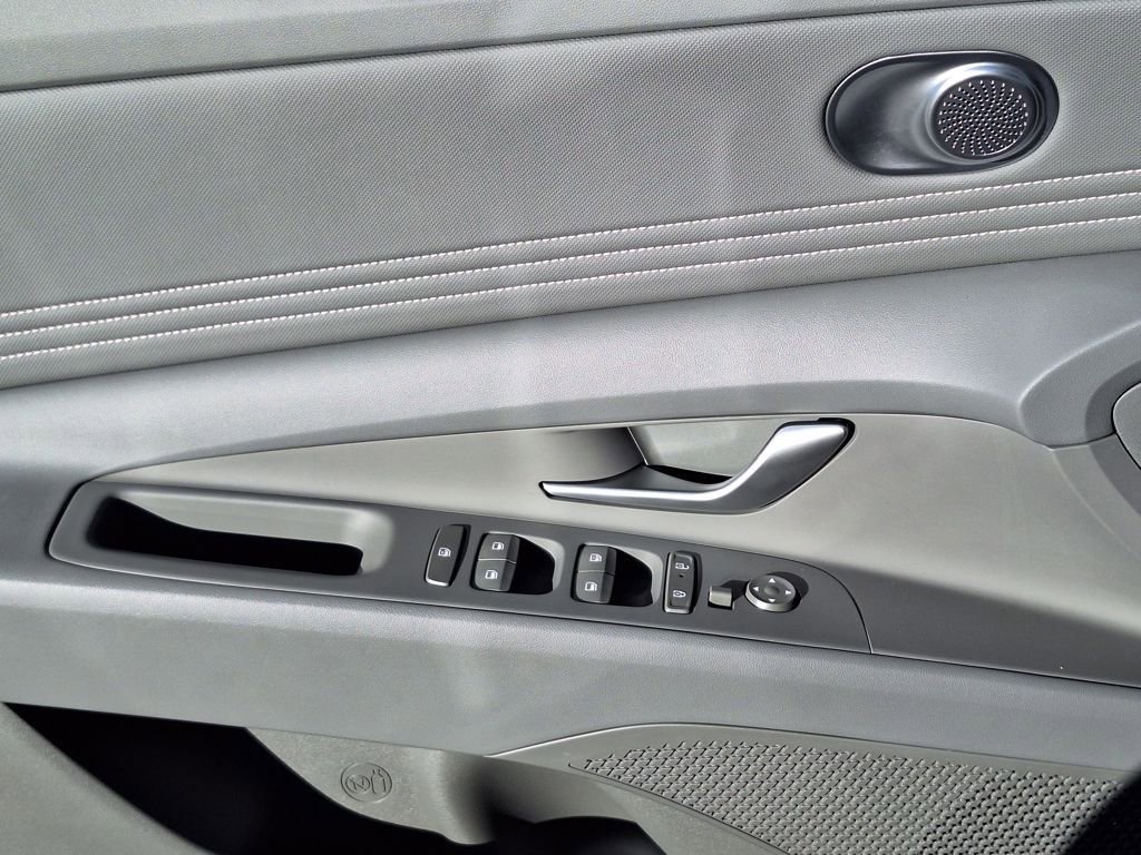 New 2025 Hyundai Elantra SEL image 9