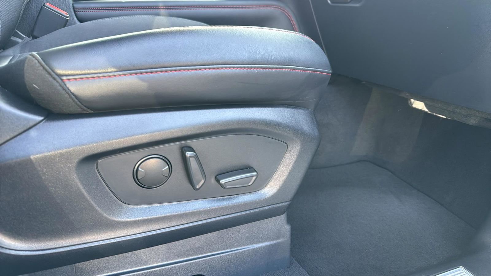 Certified 2025 Ford Explorer ST-Line w/ Premium Package image 25